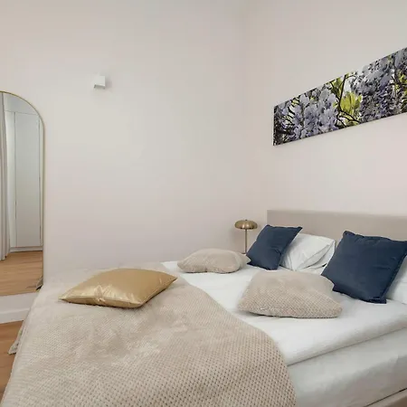 Luxury With Parking And Air Conditioning Near The Market Square By Renters Prestige Διαμέρισμα *