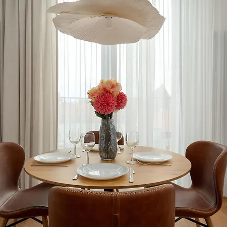 Luxury With Parking And Air Conditioning Near The Market Square By Renters Prestige *